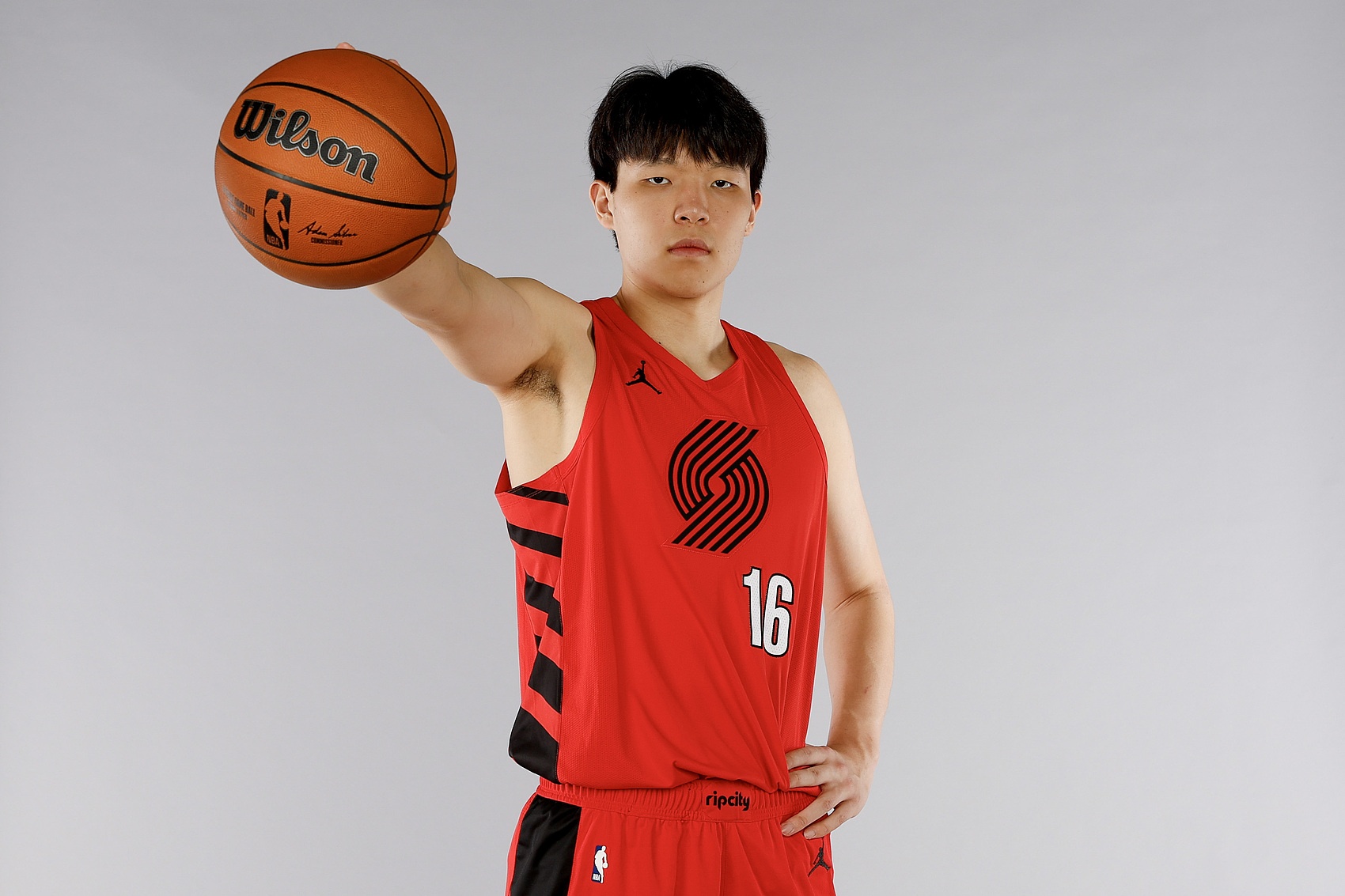杨瀚森中锋位列第25引热议：媒体称潜力获印证，仍需务实适应赛场